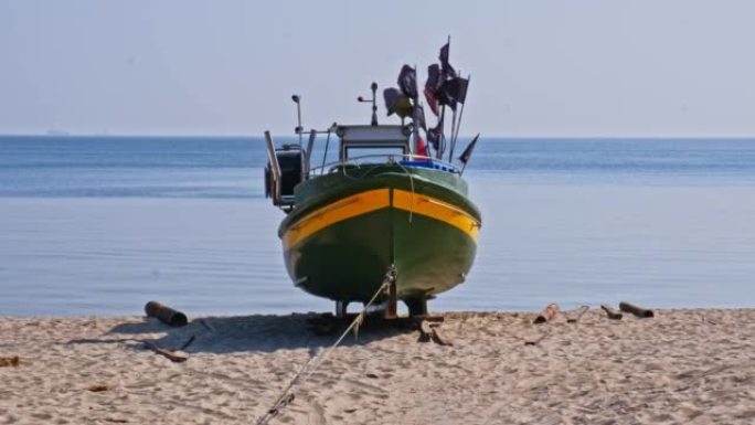渔船与钱盛渔具停泊在海滩沙滩上的平静的天围网