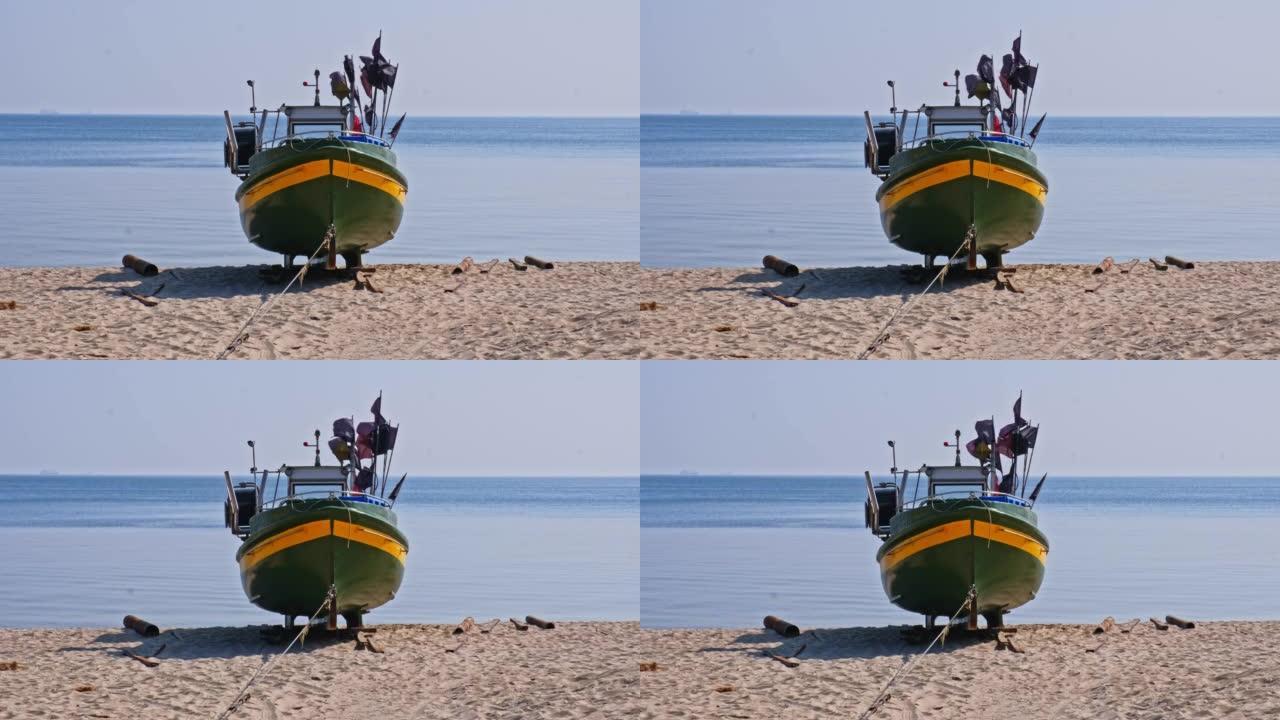 渔船与钱盛渔具停泊在海滩沙滩上的平静的天围网