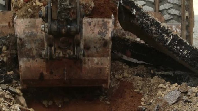 俄罗斯夏季焊接挖掘磨削铺设管道加热系统的修复