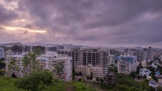 印度马哈拉施特拉邦浦那的美丽城市景观、戏剧性的云层和昼夜时光流逝