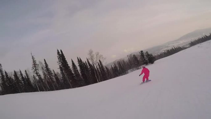 在冬季雪坡上滑雪或滑雪。滑雪胜地，冬季运动
