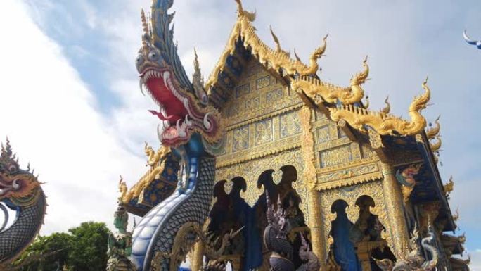 清莱府的荣苏十寺 (Wat Rong Sua Ten) 是泰国北部最著名的景点之一，令人惊叹的泰国旅