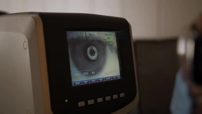 使用自动参考角膜曲率计、眼科设备进行视力检查