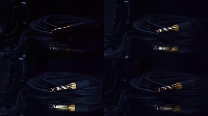 黑暗环境中带电缆的金色立体声耳机插孔