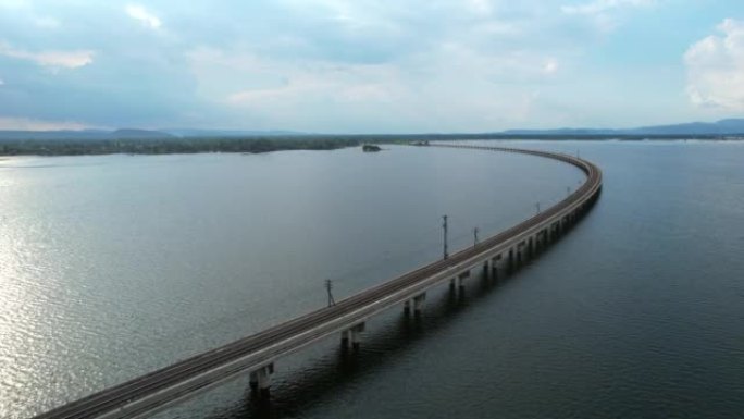 泰国中部Pa Sak dam Lopburi上的火车和大坝大桥的铁路桥的空中无人机视图。