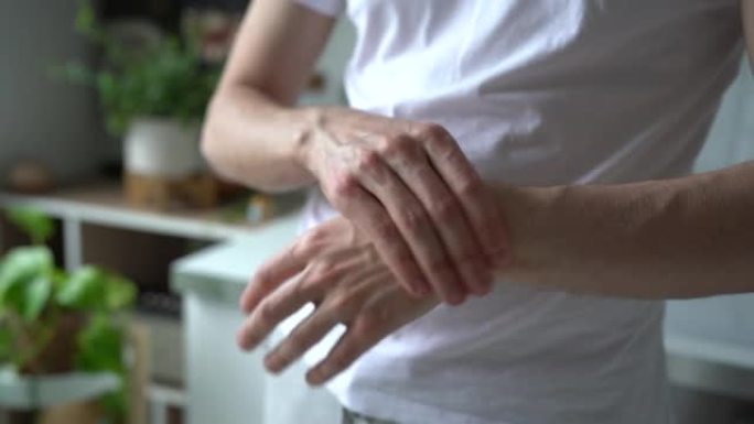 男性手臂按摩疼痛的手腕患有虚弱和刺痛。腕管综合征