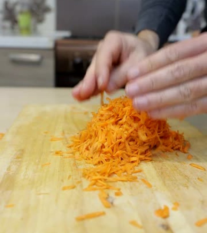 细碎的新鲜胡萝卜，用于烹饪健康食品和沙拉，垂直视频