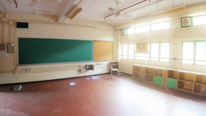 废弃的学校教室。令人不安的情绪