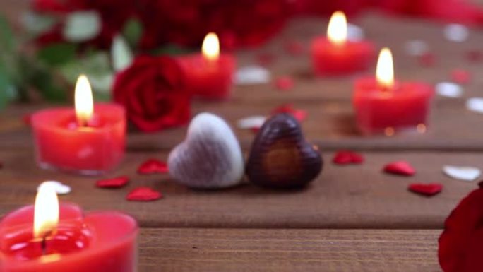 情人节概念巧克力糖果和带蜡烛的红玫瑰