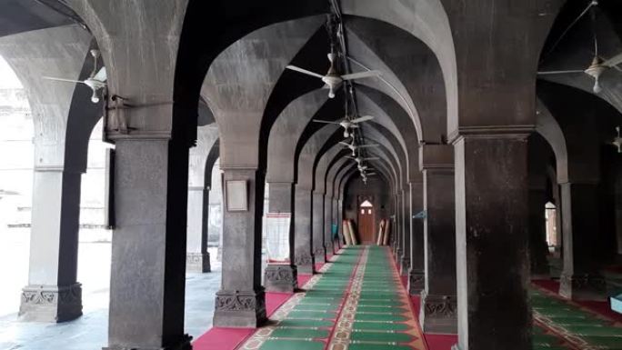 在Jama Masjid惊人的96根柱子和75个拱形的祈祷大厅，无屋顶的清真寺印度。Kali Mas