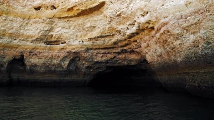 欧洲葡萄牙阿尔加维的岩石海岸上的化石形成。