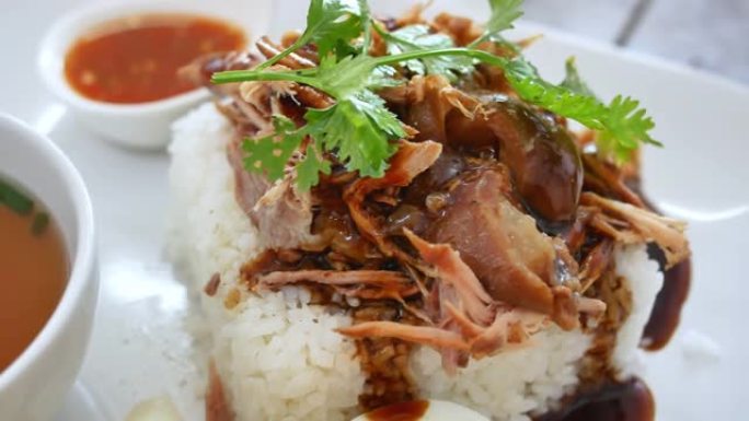 猪脚饭。猪腿炖米饭 (Khao Kha Moo)。泰国著名美食