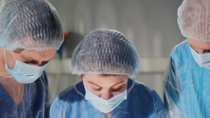 集中的专业手术团队在医院手术室为患者操作。