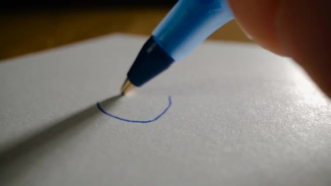 圆珠笔在纸上画笑脸