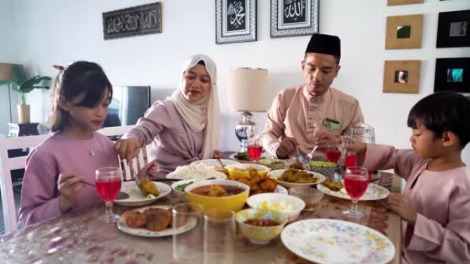 Hari Raya Aidilfitri-穆斯林家庭在开斋节在家用餐