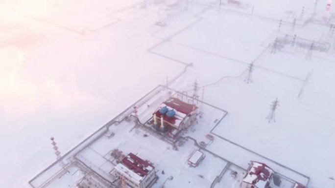 冬季，一架无人机飞越西伯利亚的一个油气田。由于气温极低，油气生产厂上空有雾。欧美的燃料危机