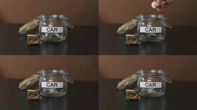 男子用铭文车把钱放进玻璃里
