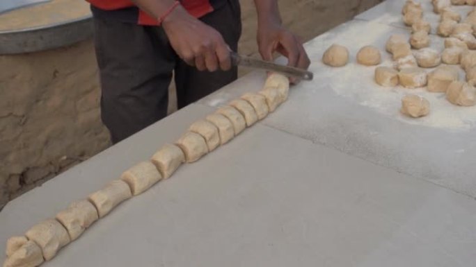 印度男子在户外厨房准备用传统的印度方式制作印度面包或薄饼