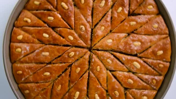 桌上的阿塞拜疆果仁蜜饼。选择性聚焦。食品。