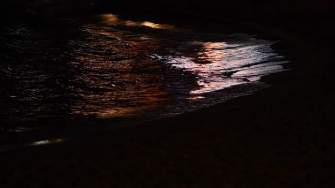 法国戛纳的夜晚海浪反射