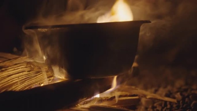 山洞篝火上的炊锅下的篝火火焰