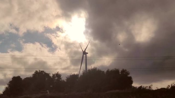 风力涡轮机在戏剧性的天空中旋转