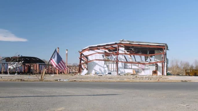 肯塔基州梅菲尔德 (Mayfield Kentucky) 损坏了带有美国国旗的建筑物