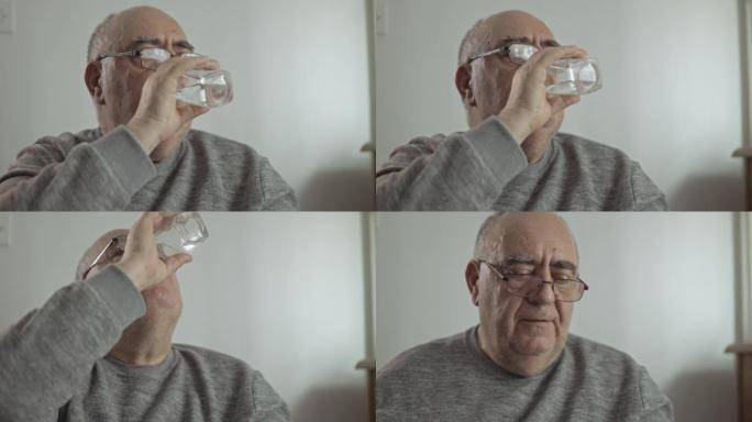 老人在家喝水