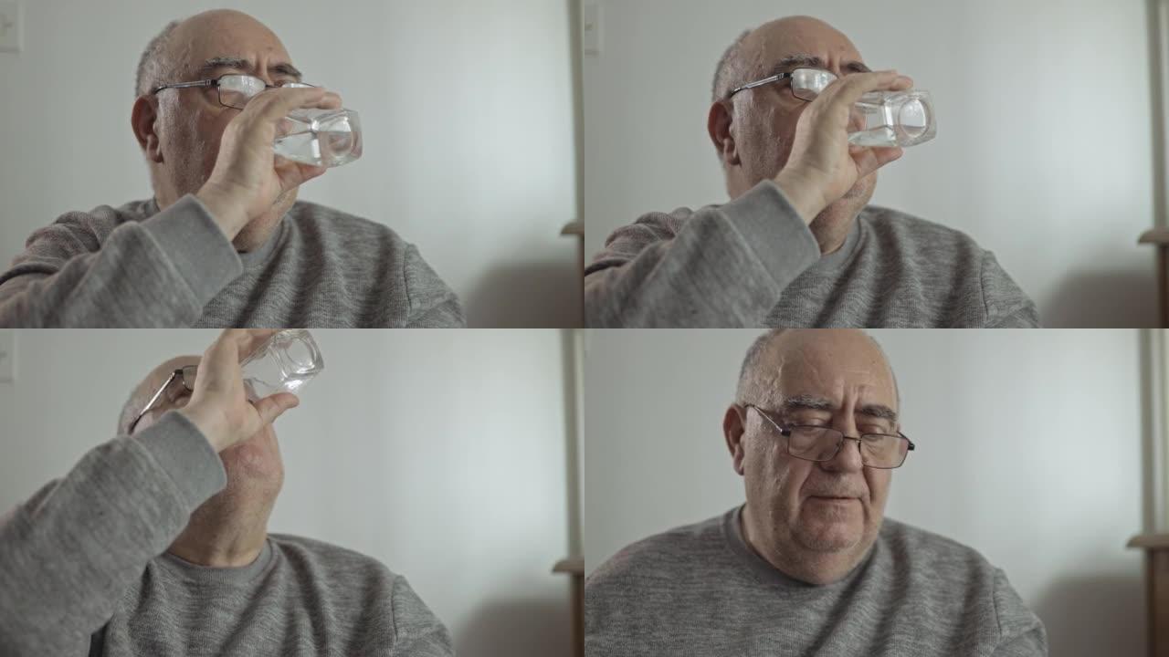 老人在家喝水