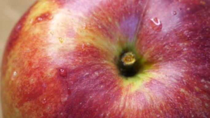 苹果果皮上的水滴，特写。加拉品种的苹果果实。