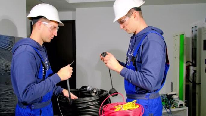 电气设备员工的工程师检查电缆