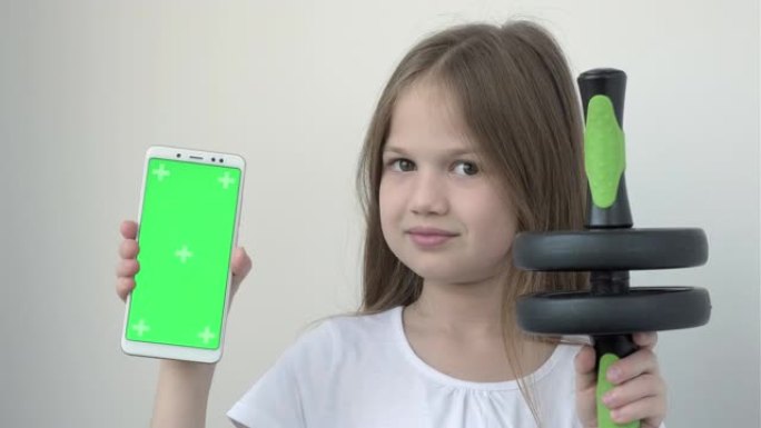 小女孩展示ab轮运动器材和绿屏电话