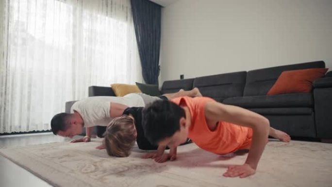 父亲带着孩子在家锻炼。父亲和两个儿子在家在客厅的地毯上做运动