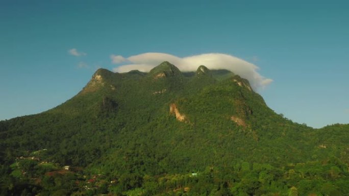 鸟瞰图，山顶多云的山