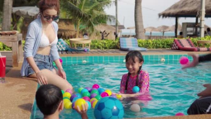 快乐的亚洲家庭一起玩耍进入游泳池，家庭，度假和旅行的概念。
