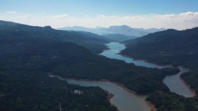 斯里兰卡Nuwara Eliya穿越森林的河流的鸟瞰图。
