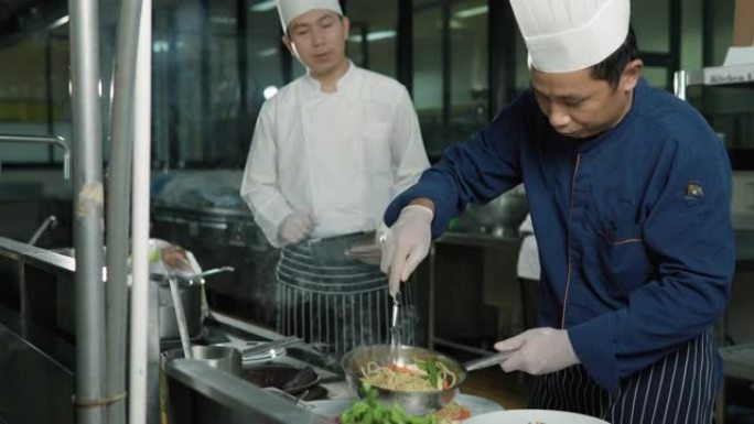 厨师团队在酒店餐厅的厨房里准备食物。饮食概念。