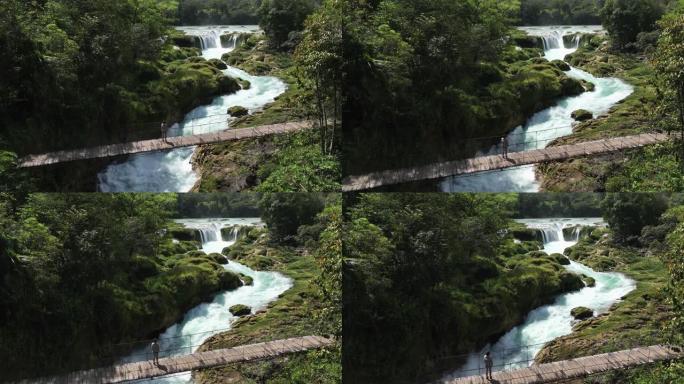 在恰帕斯州拉斯努贝斯瀑布上的吊桥上行走的女人的鸟瞰图