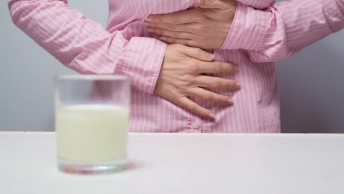 乳糖不耐受概念。喝牛奶后腹部疼痛。