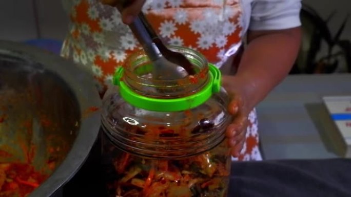 将完成的泡菜食谱放在一个巨大的玻璃罐中进行存储