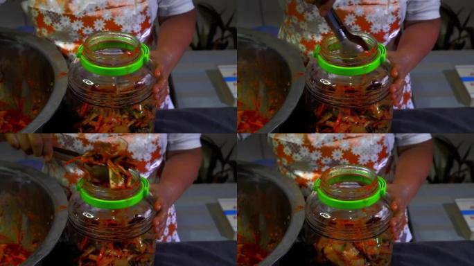 将完成的泡菜食谱放在一个巨大的玻璃罐中进行存储