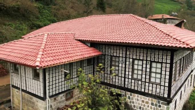 Rize当地建筑风格的木头和石头房屋的空中4k镜头。