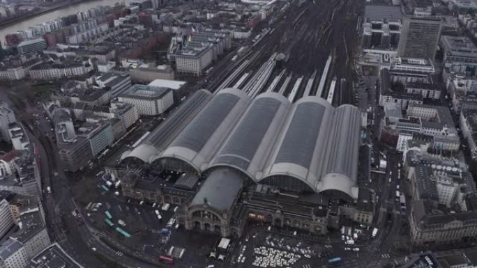 火车站大楼的高角度视图。市区历史悠久的中央火车站。多轨终端站。德国美因河畔法兰克福