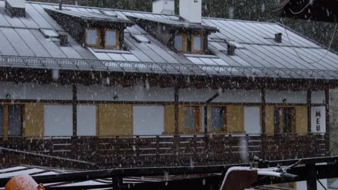 在郊区附近的大雪中，带有经典木屋的冬季景观