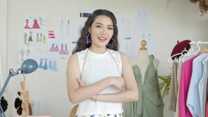 美丽的亚洲女性时装设计师在办公室工作室摆姿势。企业家中小企业经营理念。