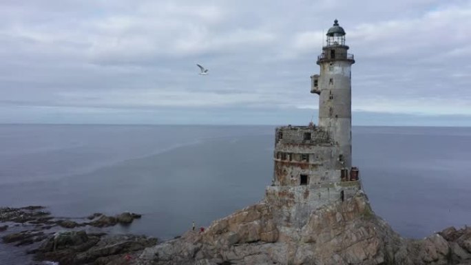 俄罗斯萨哈林岛南点的灯塔Aniva。鸟瞰图。
