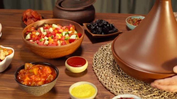 摩洛哥菜。Tajine，由羊肉和茄子制成的传统菜肴，蔬菜沙拉。中东文化。蒸粗麦粉配羊肉特写，美味米饭