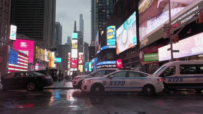 纽约警车在美国纽约时代广场维持秩序。时代广场取得了世界标志性地标的地位，成为其城市的象征。