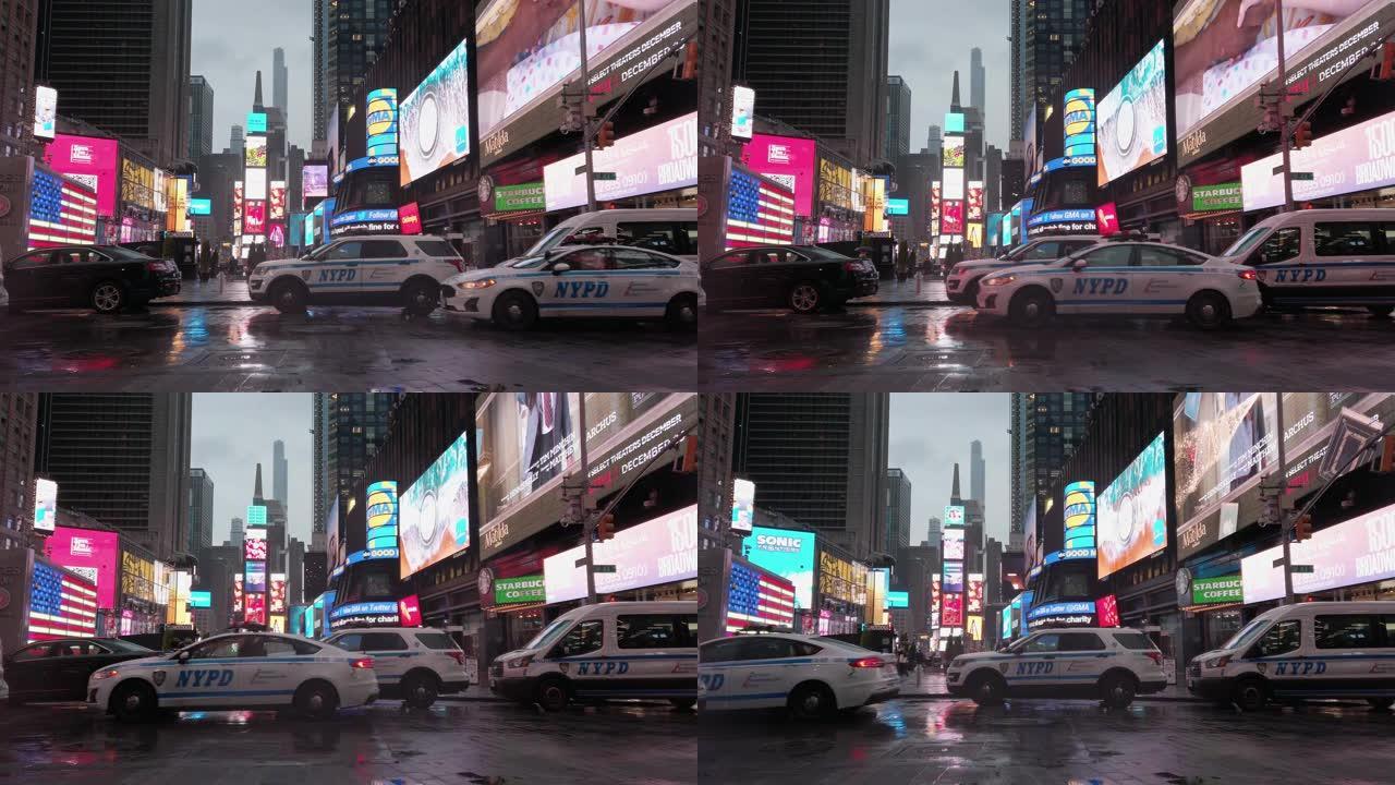 纽约警车在美国纽约时代广场维持秩序。时代广场取得了世界标志性地标的地位，成为其城市的象征。
