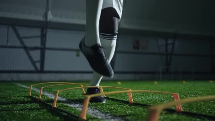 足球训练中的锻炼，职业足球运动员单独训练，脚的特写，跑步